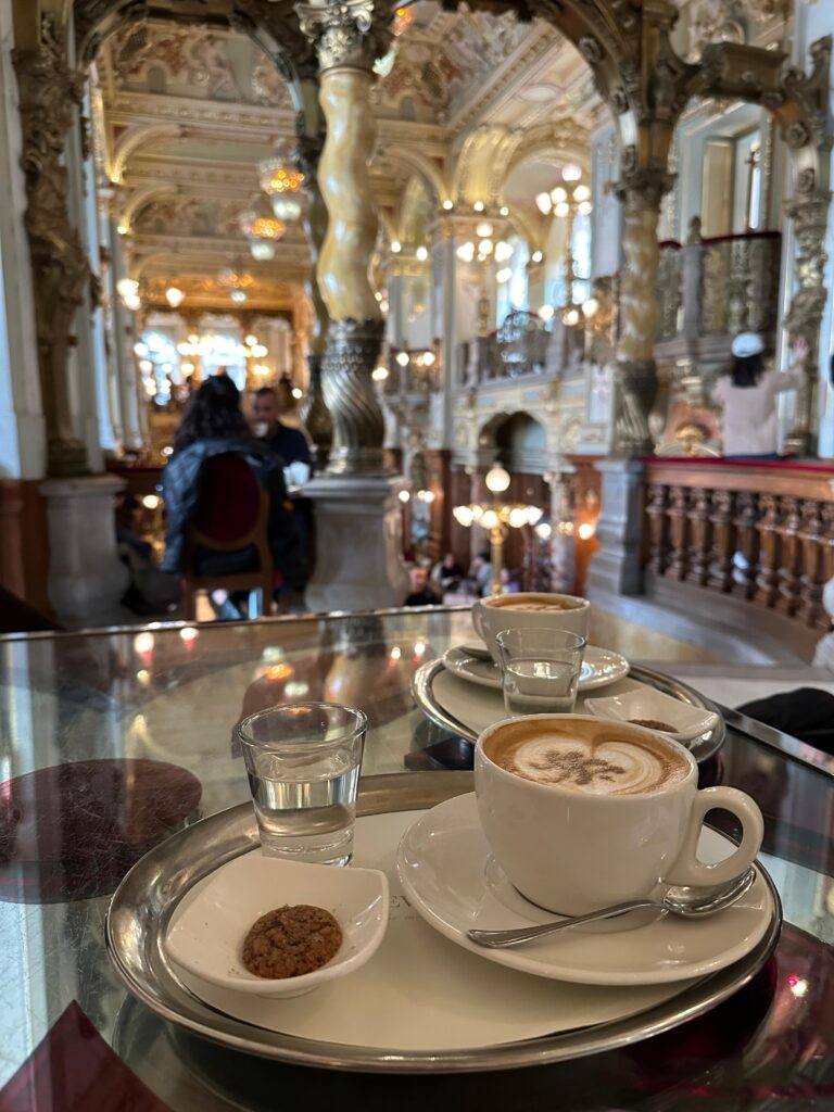 Cappuccino cu aur de 24 carate la Cafeneaua New York din Budapesta.