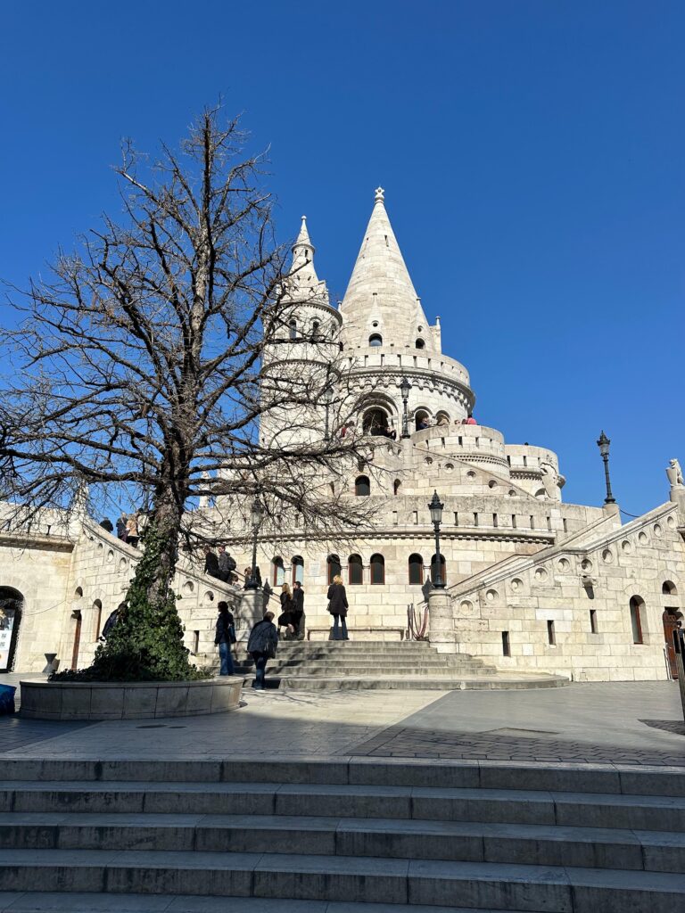 Bastionul Pescarilor din Budapesta, turn cu vedere panoramică.