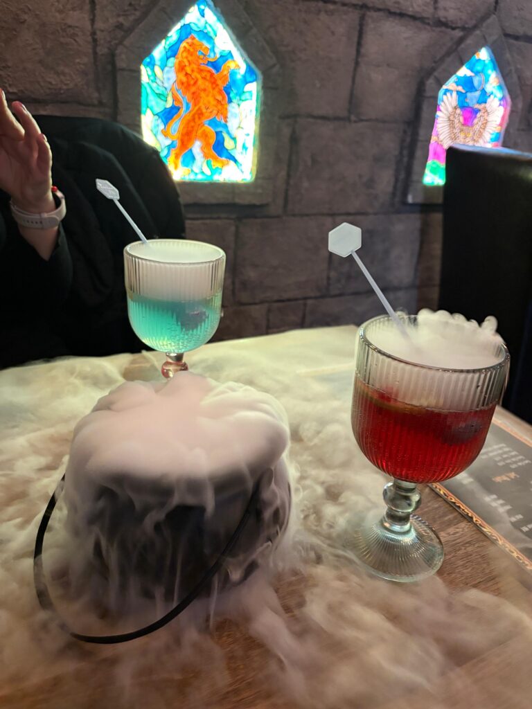 Cocktailuri tematice cu efect de fum la Magic Restaurant Budapesta.