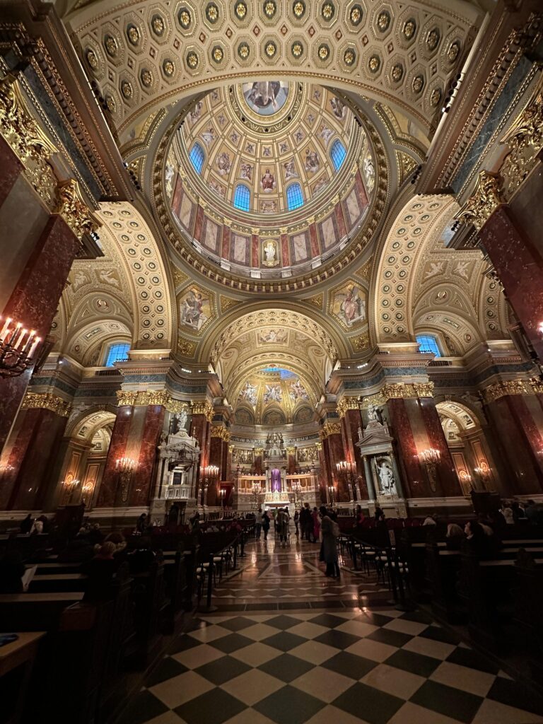 Interiorul Bazilicii Sfântul Ștefan din Budapesta.