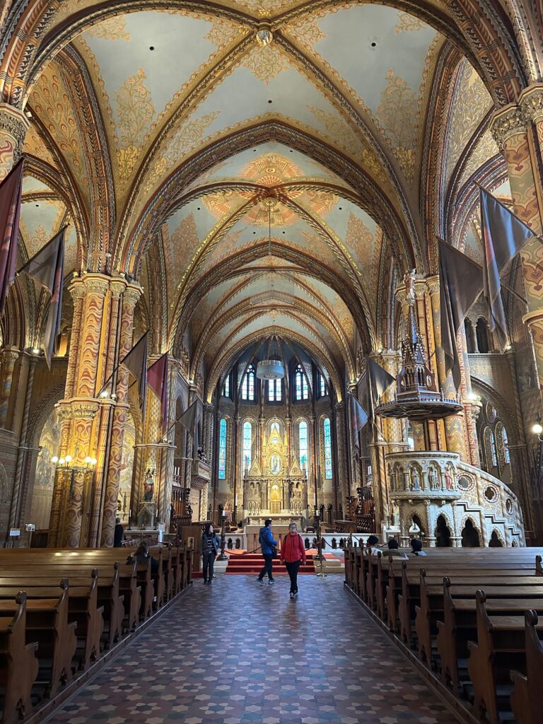 Interiorul Bisericii Matthias din Budapesta.