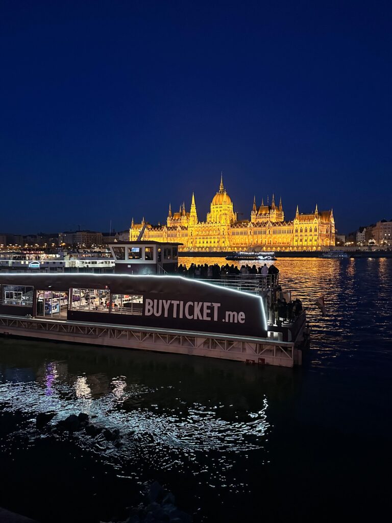 Croazieră pe Dunăre noaptea, cu Parlamentul Budapestei iluminat.