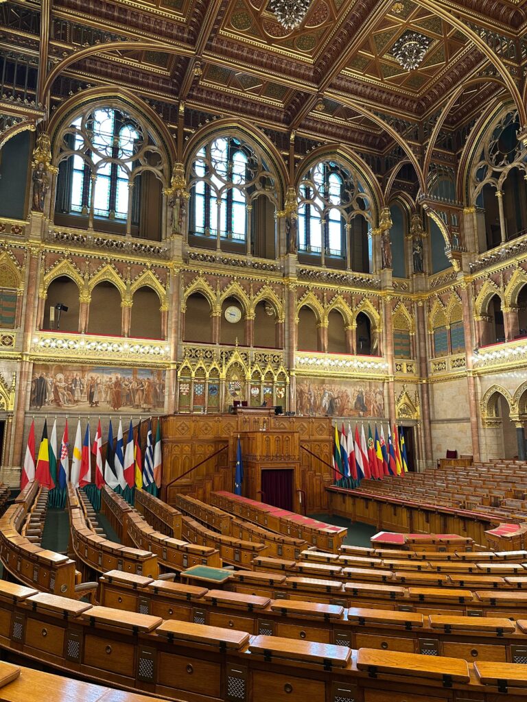 Interiorul camerei de ședințe din Palatul Parlamentului din Budapesta.