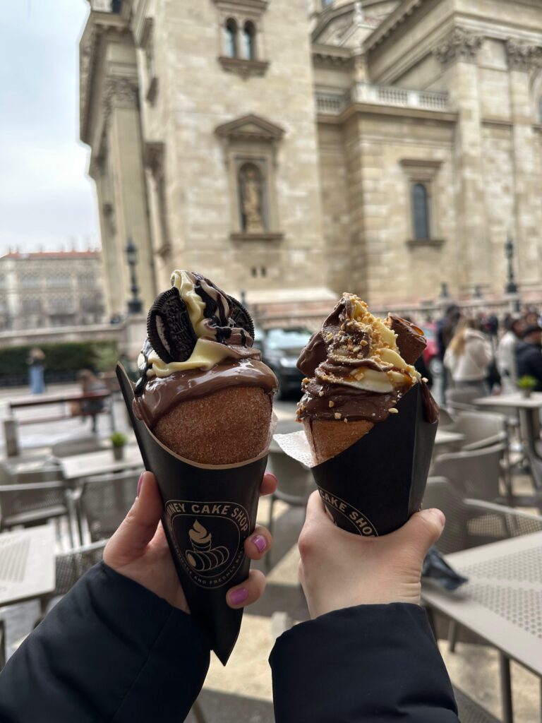 Desert din Budapesta: colac secuiesc cu înghețată.