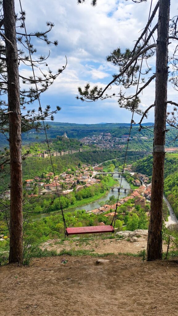 Love swing cu panorama orașului Veliko Târnovo, Bulgaria
