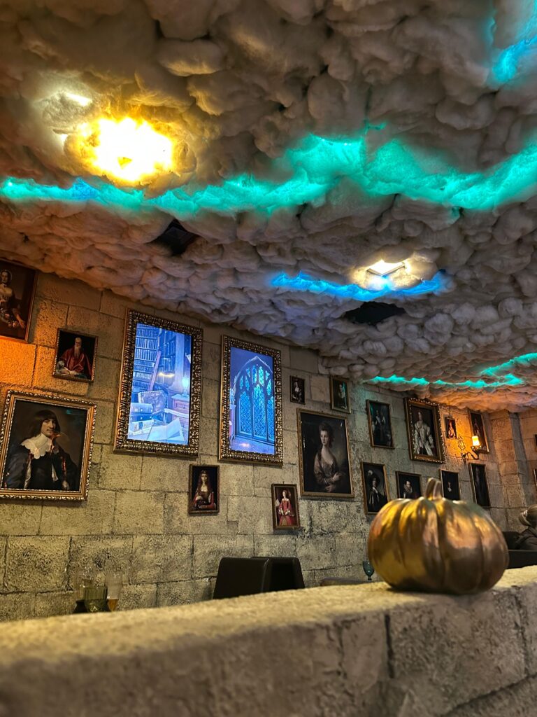 Interiorul Magic Restaurant din Budapesta, decor tematic cu fulgere și tablouri vechi.