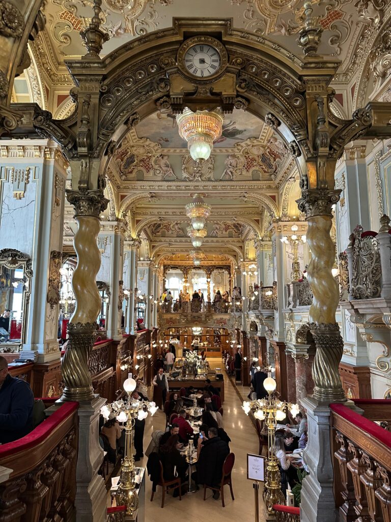 Interiorul Cafenelei New York din Budapesta.
