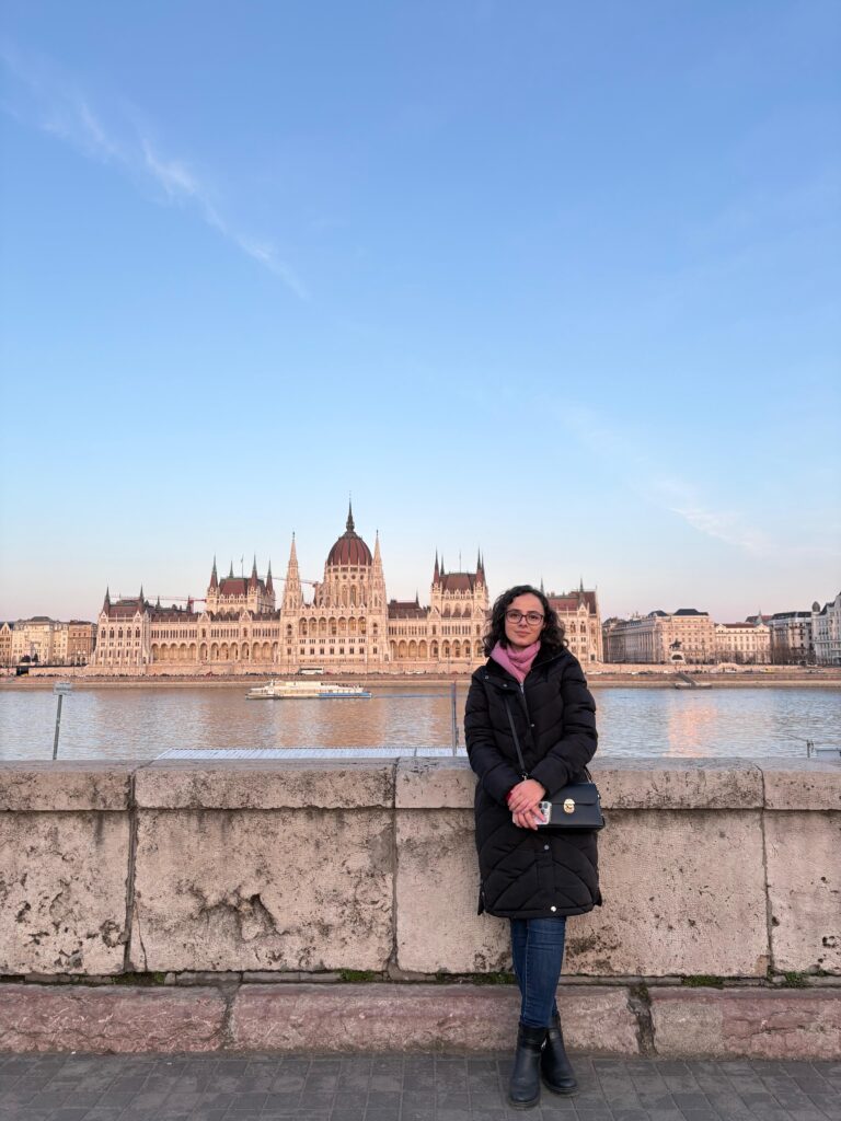 Apus roz peste Palatul Parlamentului din Budapesta - loc instagramabil de poze în Budapesta