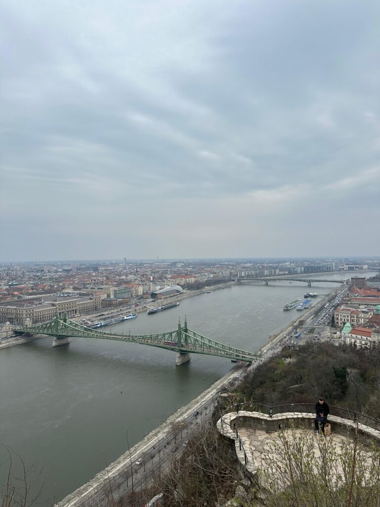 Budapesta văzută de pe Dealul Gellért – panorama orașului și Dunărea.
