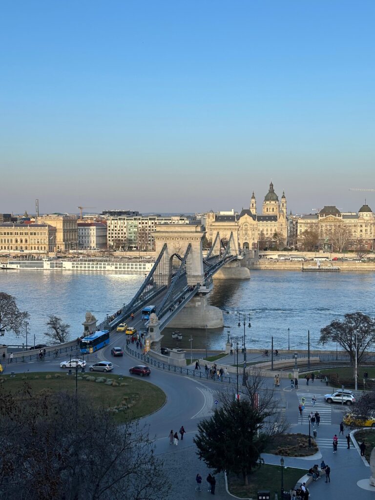 Panoramă din funicular asupra Podului cu Lanțuri din Budapesta