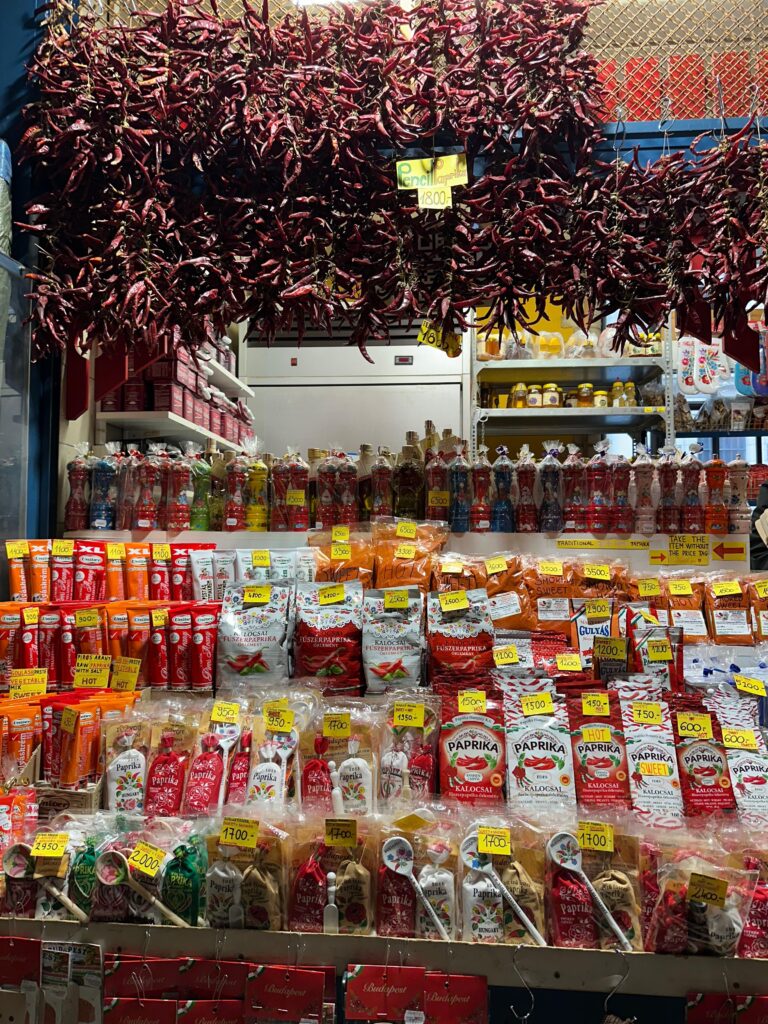 Paprika vândută în Marea Piață din Budapesta, suvenir tradițional.