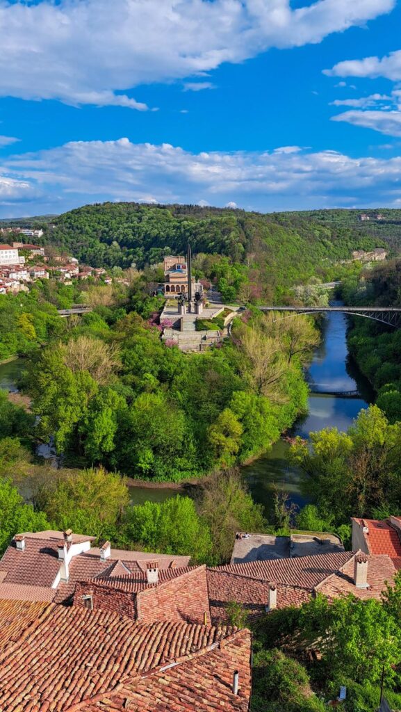 Vedere asupra râului Yantra și a parcului Sveta Gora din Veliko Târnovo, cu Monumentul Asenevi