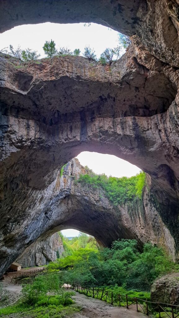 Intrarea impresionantă în Peștera Devetashka, lângă Veliko Tarnovo, Bulgaria