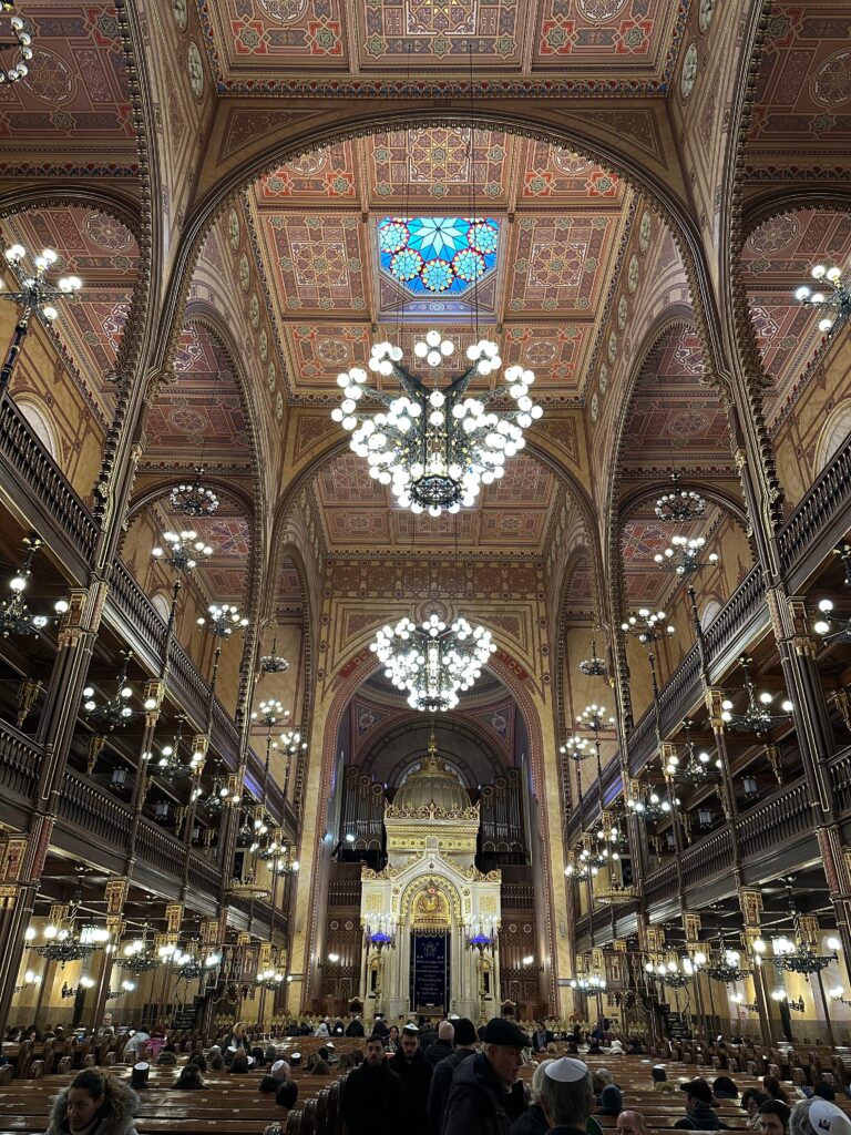 Interiorul Sinagogii de pe strada Dohány din Budapesta.