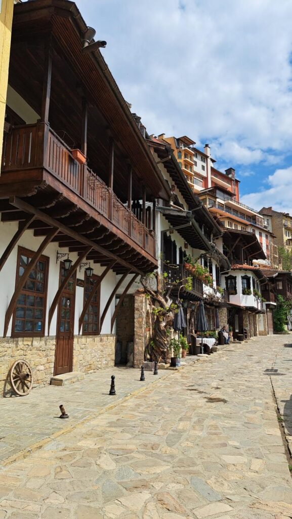 Strada Gurko, una dintre cele mai pitorești străzi din Veliko Târnovo, Bulgaria