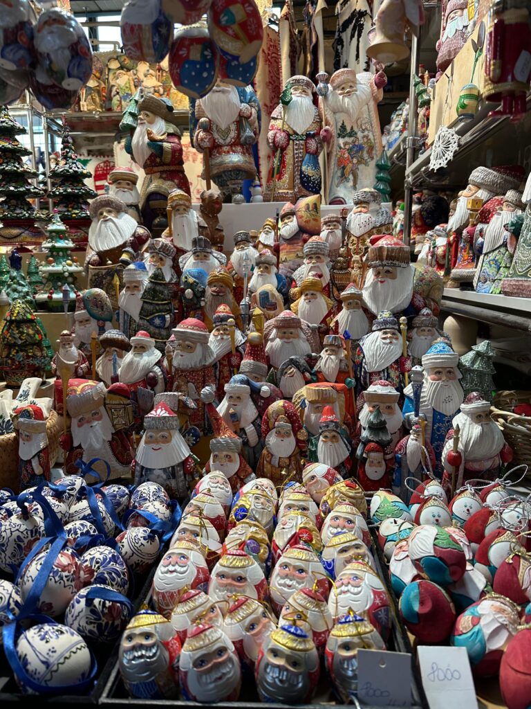 Figurine tradiționale sculptate în lemn, suvenir din Ungaria.