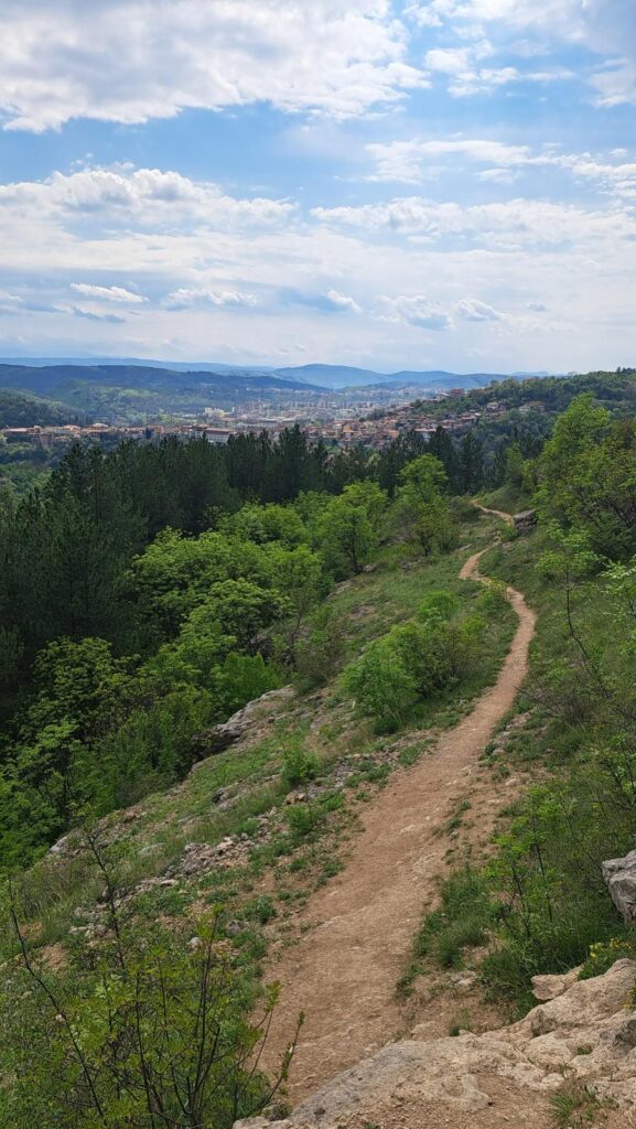 Traseul spre LoveSwing cu panorama orașului Veliko Târnovo, unul dintre cele mai populare puncte de vizitat