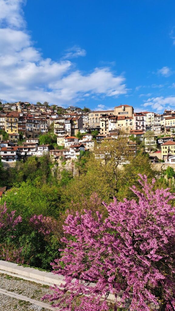 Panorama orașului Veliko Târnovo primăvara, cu clădiri construite pe deal