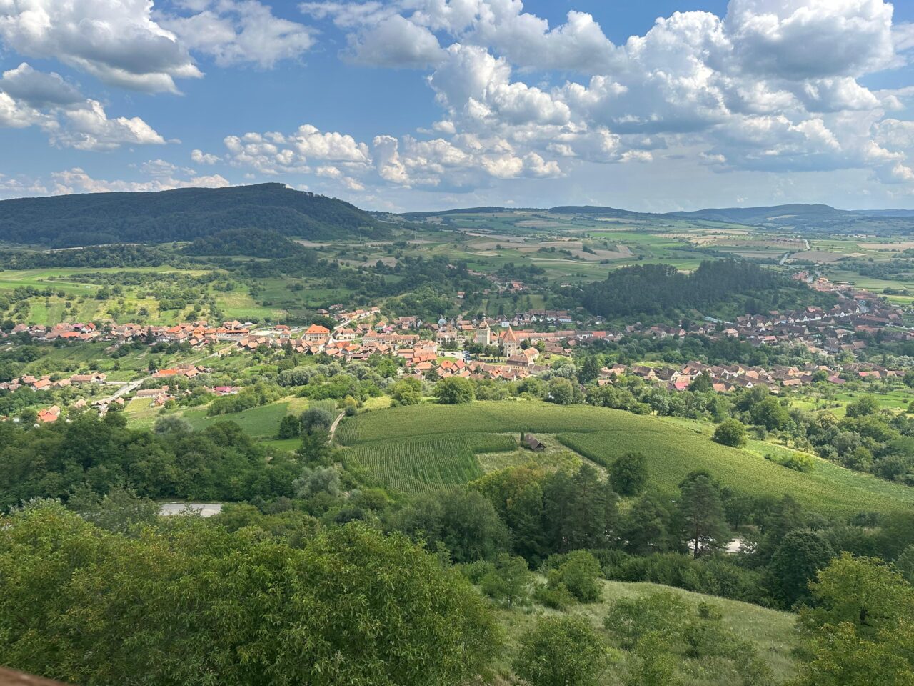 Vedere panoramică din Cetatea Țărănească Saschiz, sat săsesc tradițional din Mureș