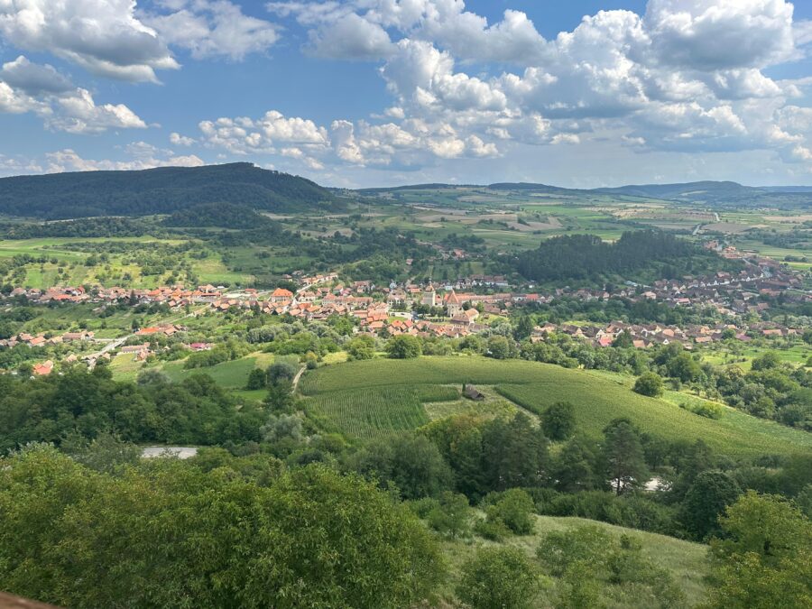 Vedere panoramică din Cetatea Țărănească Saschiz, sat săsesc tradițional din Mureș