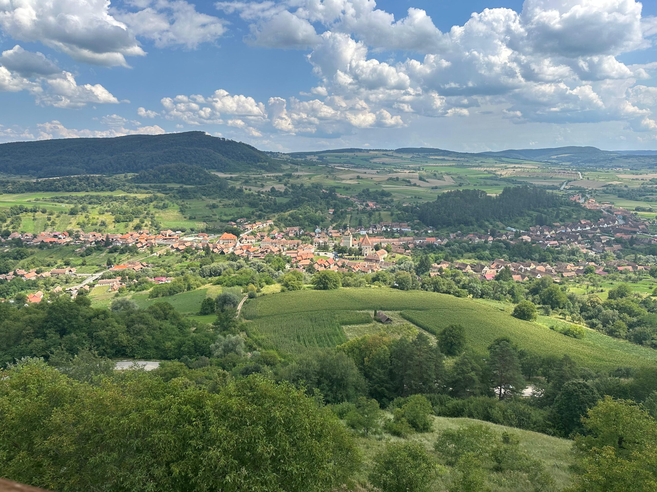 Vedere panoramică din Cetatea Țărănească Saschiz, sat săsesc tradițional din Mureș