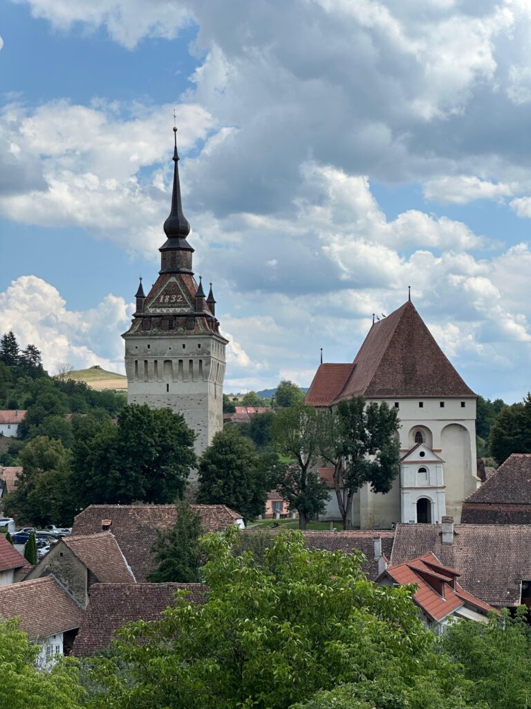 Biserica Fortificată Saschiz văzută de pe drumul către Cetatea Țărănească Saschiz