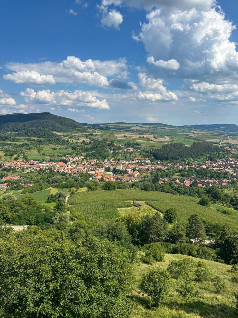 Panoramă asupra satului săsesc Saschiz, văzută din Cetatea Țărănească Saschiz în Transilvania