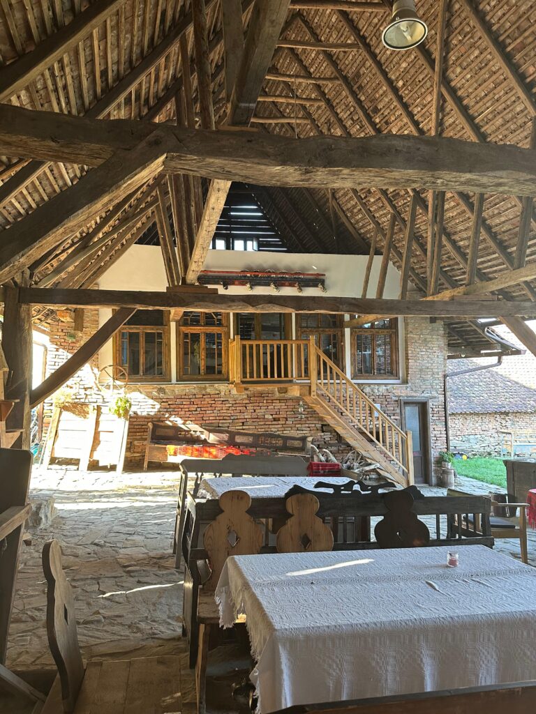 Șura cu loc de servit masa în curtea cazării Castle View Saschiz, în județul Mureș, Transilvania