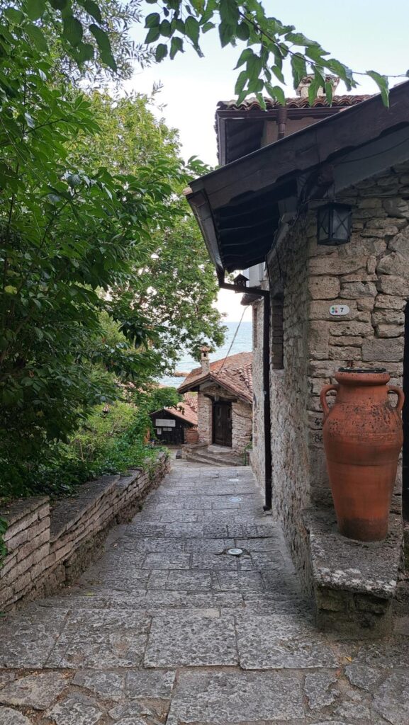Casele din curtea Castelului Reginei Maria din Balcic