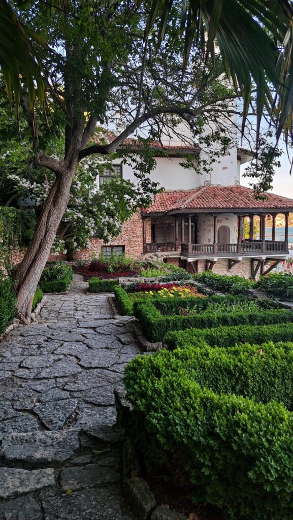 Vedere spre Castelul Reginei Maria și grădinile sale din Balcic, Bulgaria - atracție turistică de top aproape de litoralul românesc