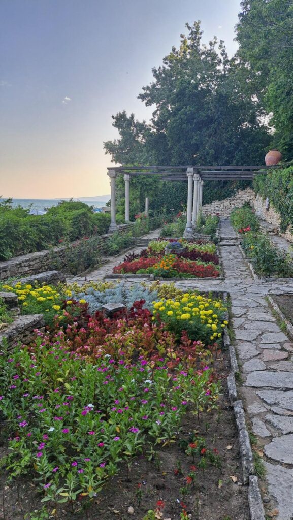 Grădina botanică de la Castelul Reginei Maria din Balcic