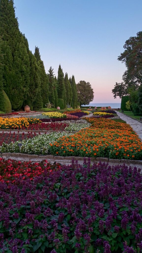 Grădina Botanică înflorită la Castelul Reginei Maria din Balcic