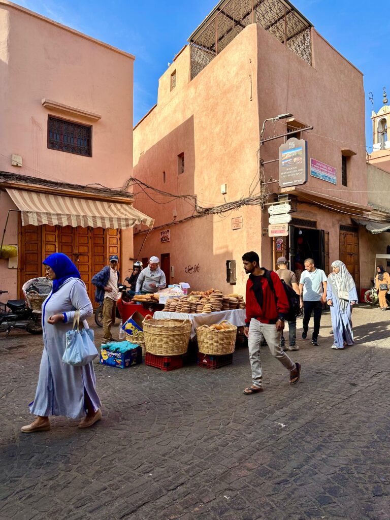 Cum se îmbracă femeile musulmane în Marrakech, Maroc