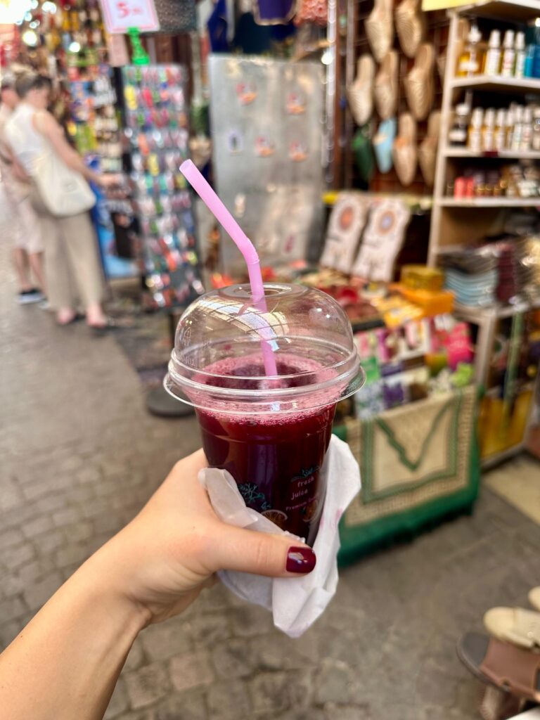 Suc proaspăt de rodie în Medina Marrakech