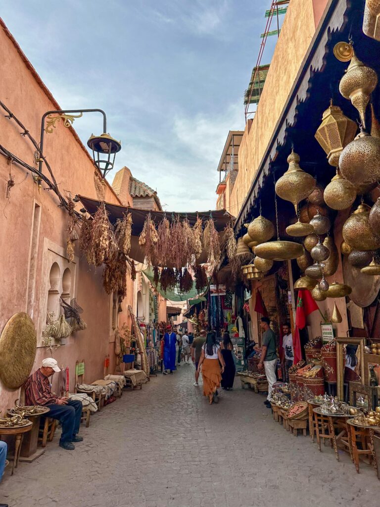 Bazarul de suveniruri din Marrakech, plin de culori și obiecte tradiționale marocane.