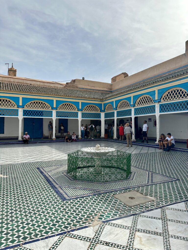 Curtea haremului Palatului Bahia, Marrakech – detalii arhitecturale și grădini tradiționale.