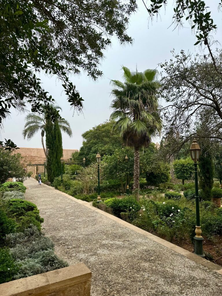 Grădini andaluze frumoase și liniștite în Rabat, Maroc.
