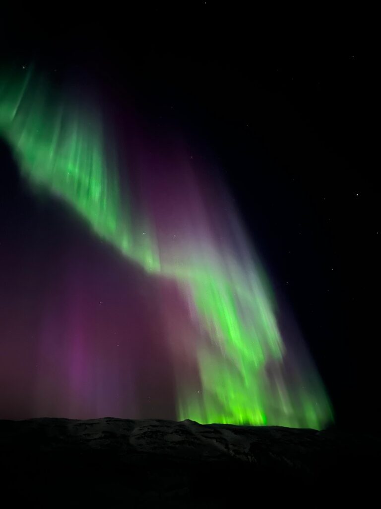 Aurora Boreală roz la furtuna solară 2026