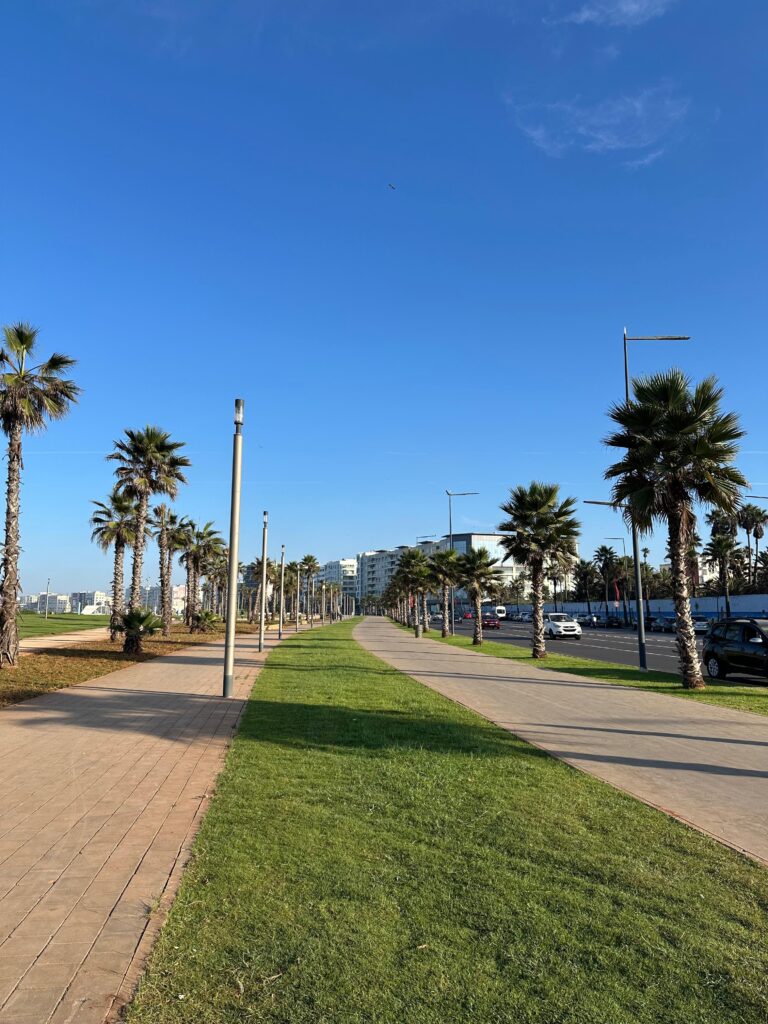 La Corniche Casablanca – bulevardul de pe coastă din Casablanca, Maroc, cu restaurante, cafenele și priveliști spre Oceanul Atlantic.