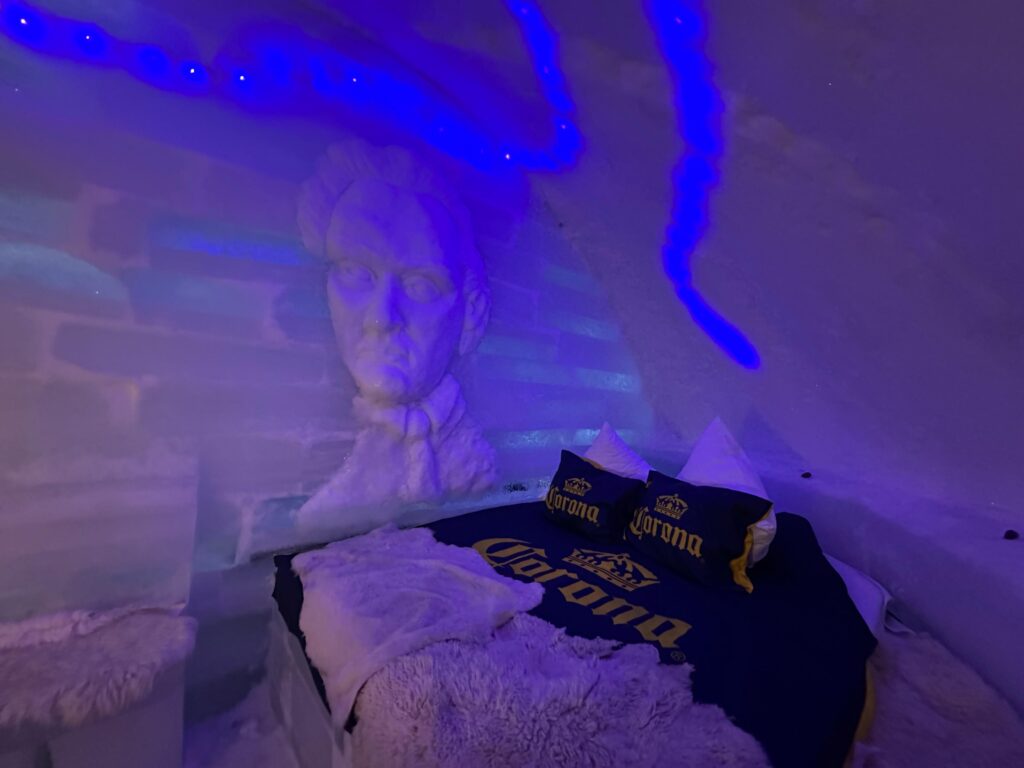 Cameră de dormit în interiorul Castelului de Gheață Bâlea, cu mobilier de gheață și sculpturi de gheață