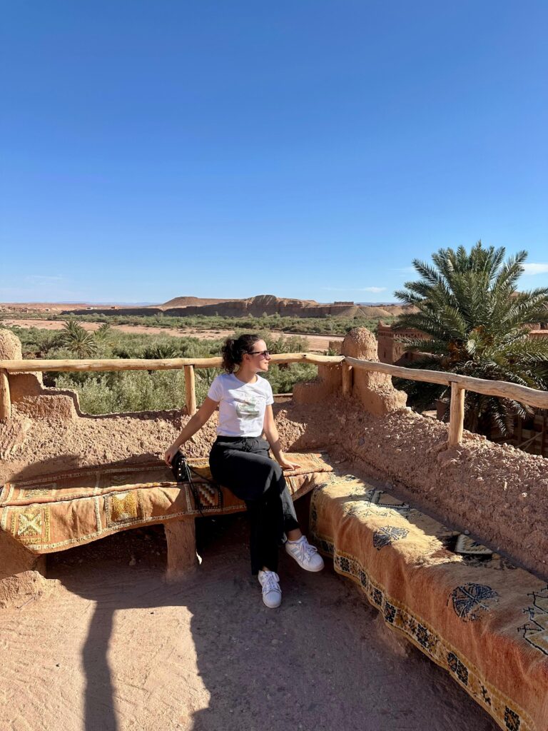 Cum arată o casă berberă la interior: terasă cu panoramă în Ait Ben Haddou, Maroc