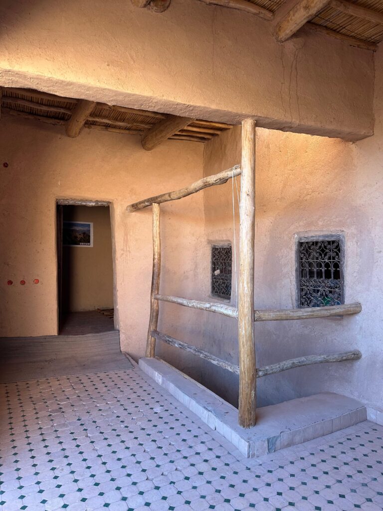 Cum arată o casă berberă în interior, satul Ait Ben Haddou, Maroc