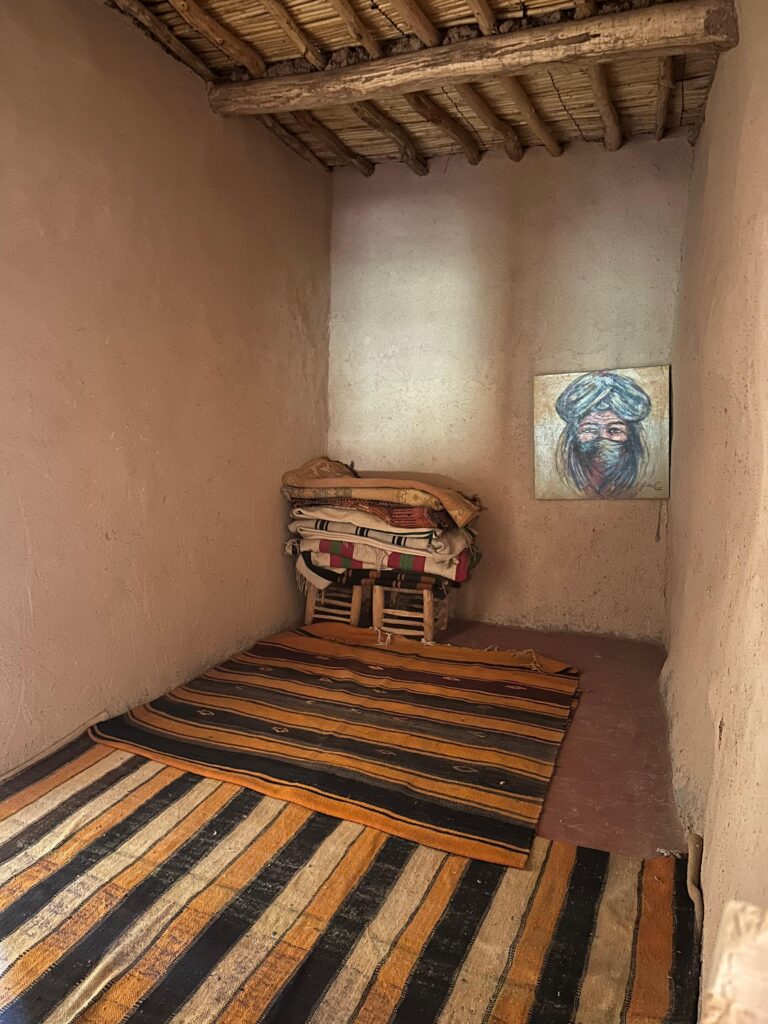 Cum arată o casă berberă în interior, satul Ait Ben Haddou, Maroc