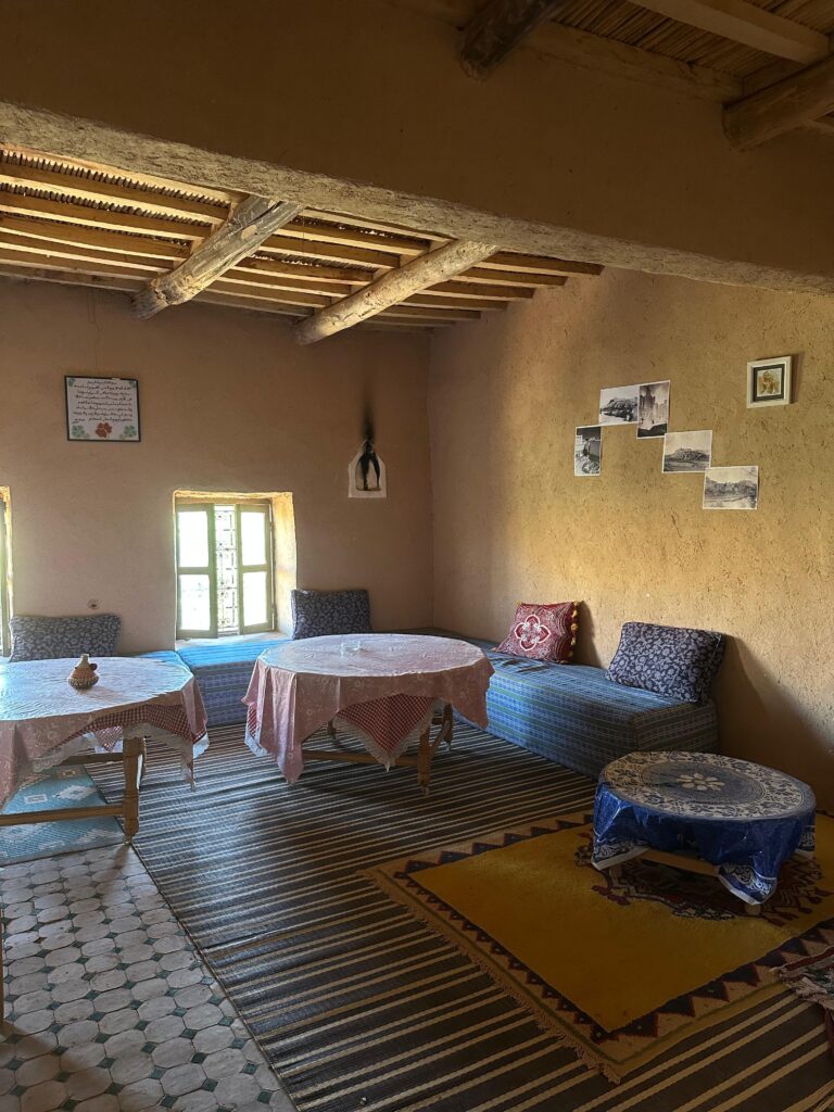 Cum arată o casă berberă în interior, satul Ait Ben Haddou, Maroc
