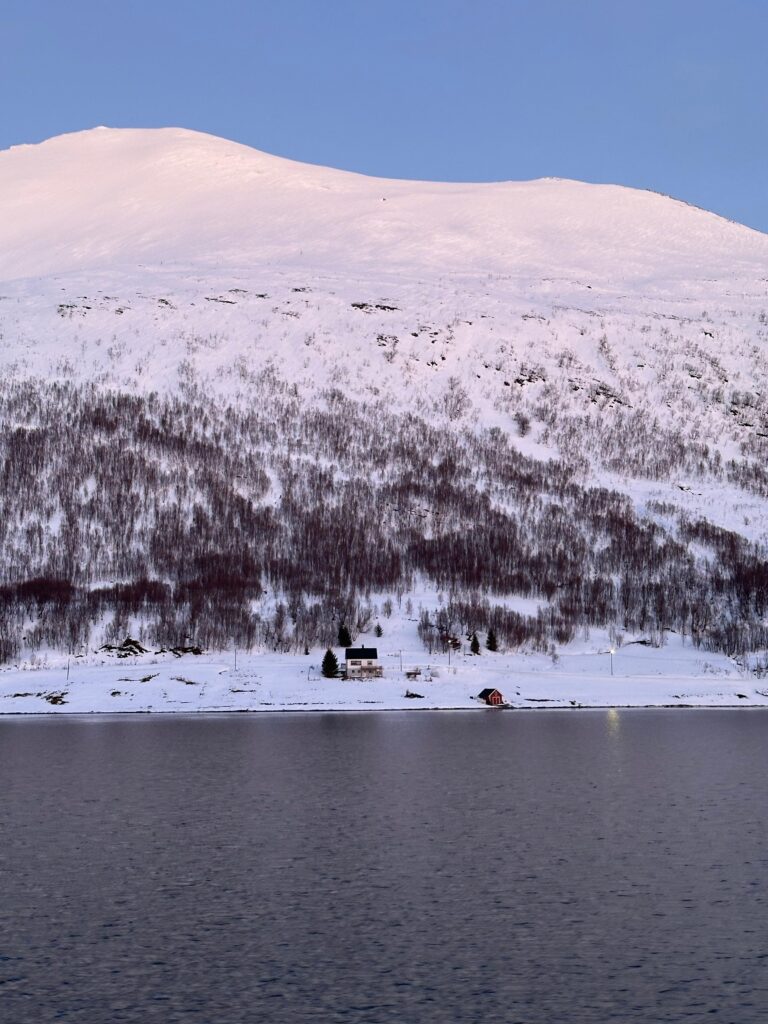 Case printre fiorduri, Tromso, Norvegia