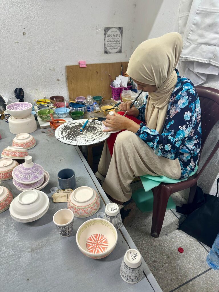 Atelier de ceramică tradițională în Fes, Maroc.