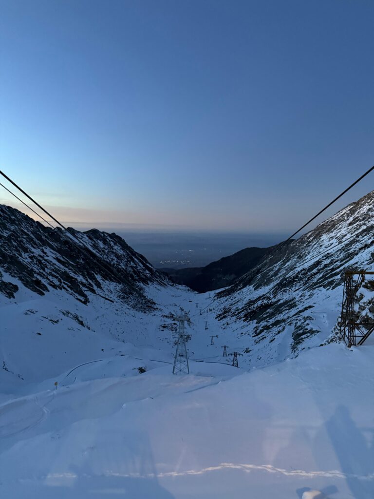 Transfăgărășanul iarna, drum montan din România, acoperit de zăpadă, în Munții Făgăraș, peisaj de iarnă impresionant.