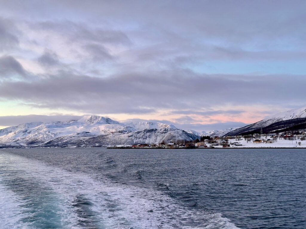 Noaptea polară printre fiorduri in Tromso, Norvegia, pe croaziera Brim Explorer.