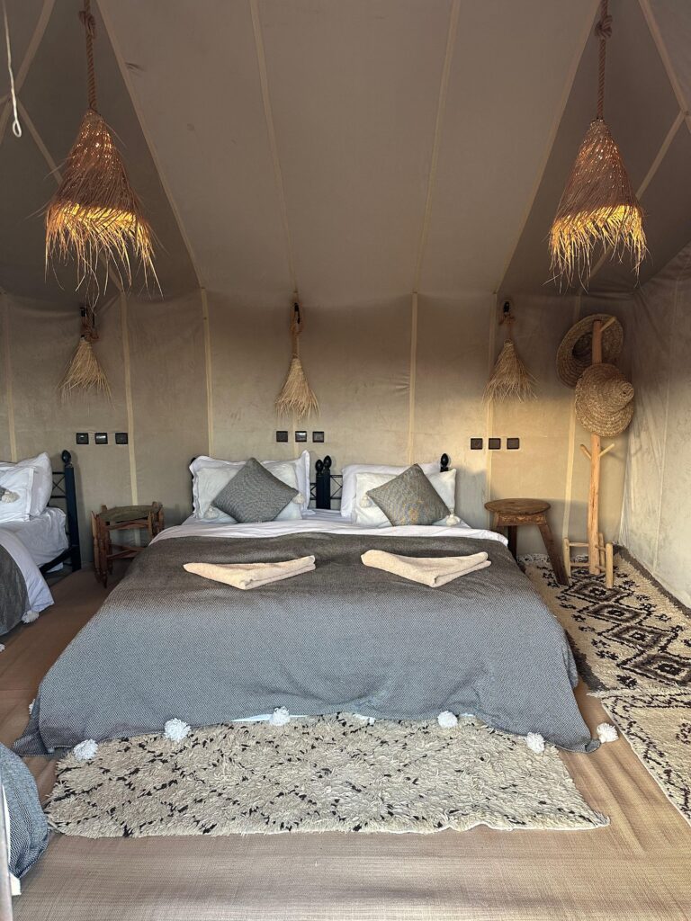 Interiorul unui cort pentru turiști în Deșertul Sahara, Maroc
