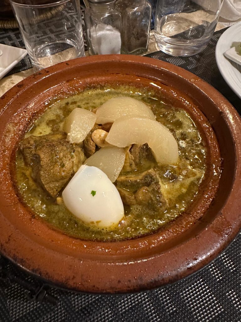 Tajine cu pere (viande aux poires) la restaurantul Datte D'Or, Ourzazate